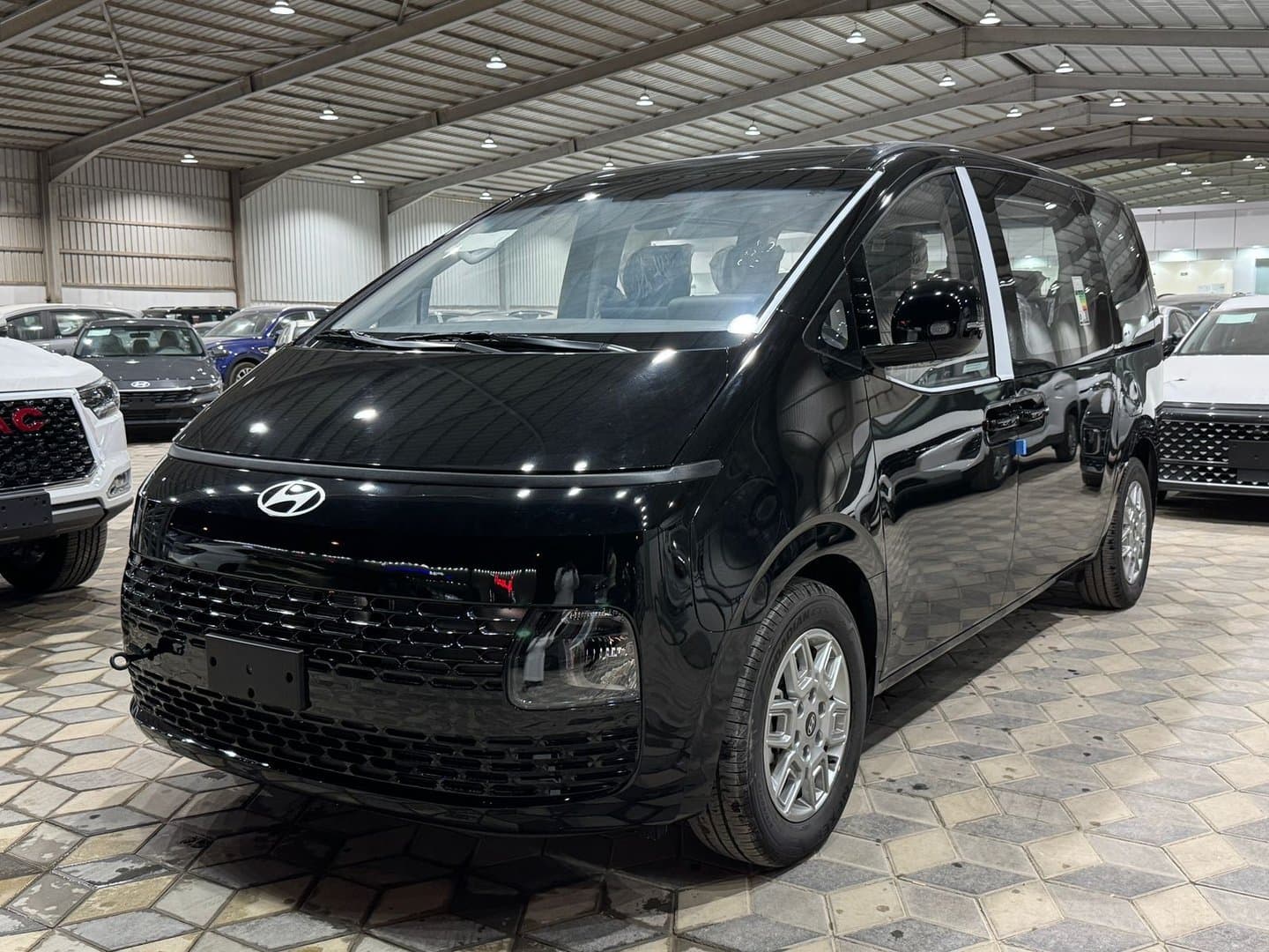 هيونداي ستاريا ديزل 9 راكب 2025 - exterior - Image 1