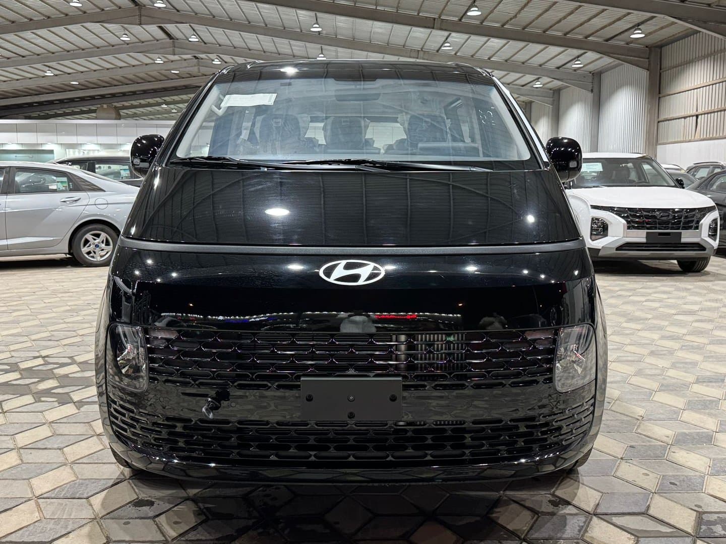 Hyundai  Staria Gasoline 2025 thumbnail 4