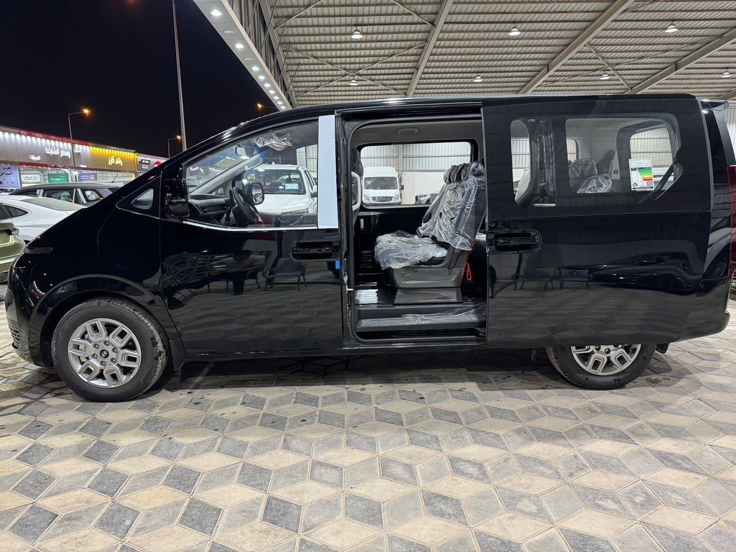 Hyundai  Staria Gasoline 2025 thumbnail 5