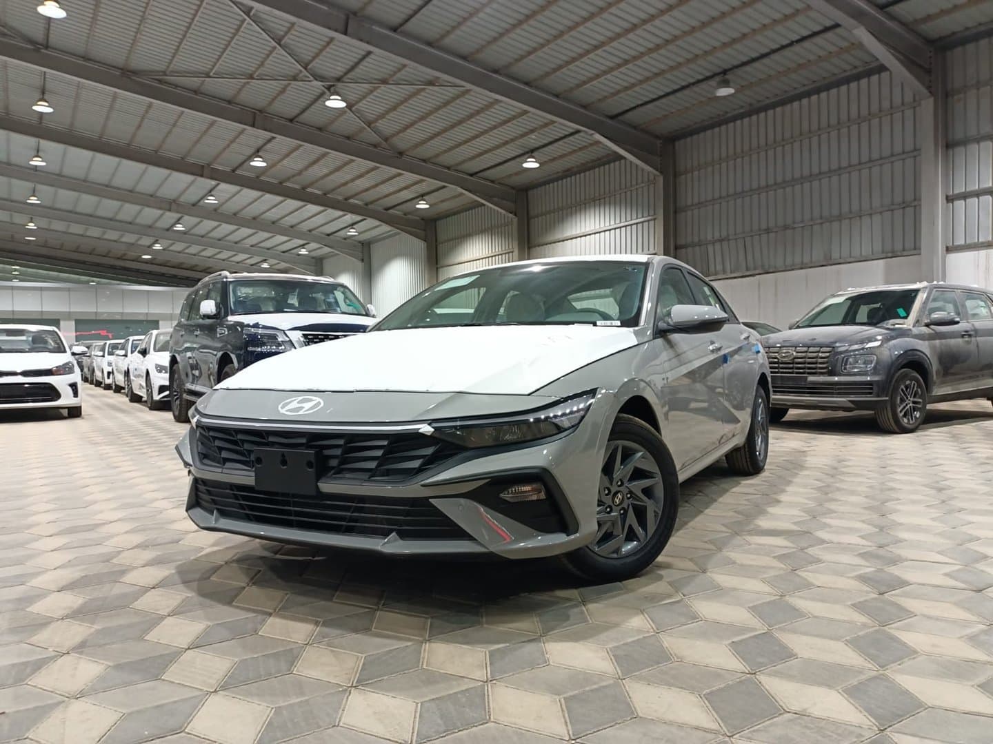 Hyundai Elantra Smart 2.0L 2025 - exterior - Image 1